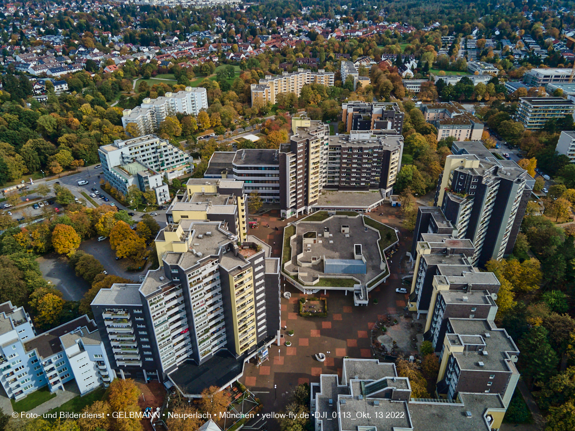 13.10.2022 - Das Marx-Zentrum und Wohnanlage Karl-Marx-Ring 52-62 in Neuperlach